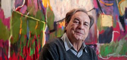 Vicente Verdú junto a una de sus obras.