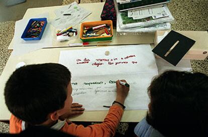 Alumnos realizando actividades en el colegio público Trabenco de Leganés (Madrid).