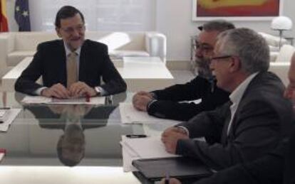 El presidente del Gobierno, Mariano Rajoy (i), conversa con los secretarios generales de UGT y CCOO, Cndido Mndez (2d) e Ignacio Fernndez Toxo (d), respectivamente, durante la reunin con los agentes sociales celebrada el pasado mes de mayo en el Palacio de la Moncloa. EFE/Archivo