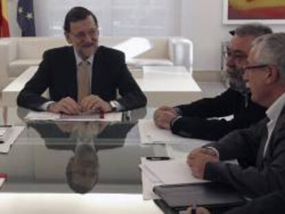 El presidente del Gobierno, Mariano Rajoy (i), conversa con los secretarios generales de UGT y CCOO, Cándido Méndez (2d) e Ignacio Fernández Toxo (d), respectivamente, durante la reunión con los agentes sociales celebrada el pasado mes de mayo en el Palacio de la Moncloa. EFE/Archivo