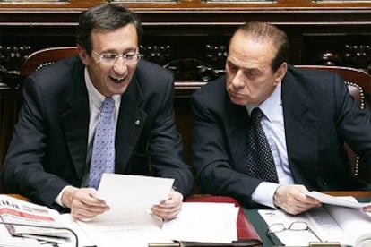 El ministro de Exteriores, Gianfranco Fini (izquierda), bromea con Berlusconi en la sesión parlamentaria de ayer.