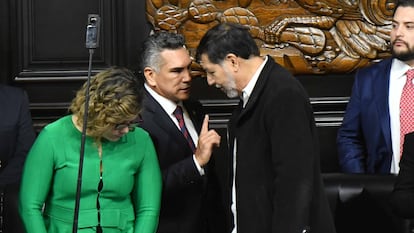 Alejandro Moreno y Gerardo Fernández Noroña, al finalizar la sesión del Senado.