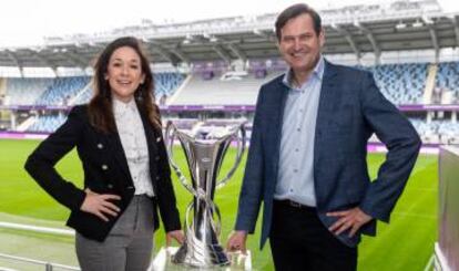 Nadine Kessler (UEFA) y John Olsen (Euronics).