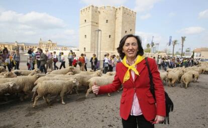La ministra Rosa Aguilar junto a los rebaños de ovejas que reivindicaron esta mañana en Córdoba las trashumancia.