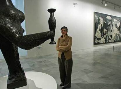 Ana Martínez de Aguilar, ex directora del Museo Reina Sofía, en una de las salas de la pinacoteca.