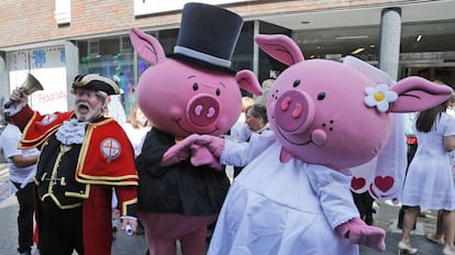 Un pregonero y una pareja de cerdos anuncian el cambio de nombre de la tienda Marks and Spence a Markle and Sparkle en Windsor. 