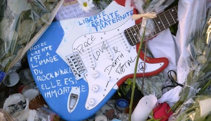 Una guitarra con mensajes por la libertad o la paz, a la puerta de la sala Bataclan, uno de los escenarios de los atentados del 13-N.