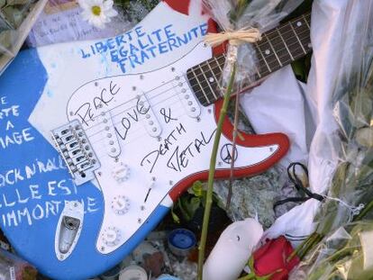 Una guitarra con mensajes por la libertad o la paz, a la puerta de la sala Bataclan, uno de los escenarios de los atentados del 13-N.