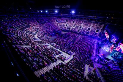 El Intuit Dome, el nuevo estadio de los Clippers de la NBA, la noche del domingo.