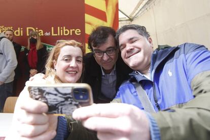 Lectores del escritor Javier Cercas se hacen una foto con él durante la firma de libros con motivo de la celebración de Sant Jordi, este sábado en Barcelona.