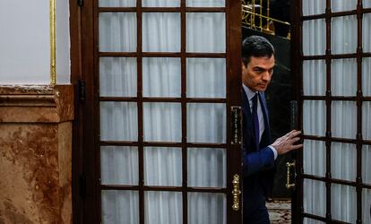 El presidente del Gobierno, Pedro Sánchez, abandona el hemiciclo tras una sesión de control al Ejecutivo en el Congreso.