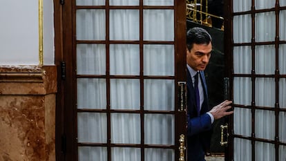 El presidente del Gobierno, Pedro Sánchez, abandona el hemiciclo tras una sesión de control al Ejecutivo en el Congreso.