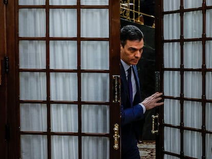 El presidente del Gobierno, Pedro Sánchez, abandona el hemiciclo tras una sesión de control al Ejecutivo en el Congreso.