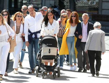 Begoña Villacís, candidata de Ciudadanos a la alcaldía de Madrid, llega al colegio Asuncion Rincón, en Madrid, con su bebé y otros familiares.