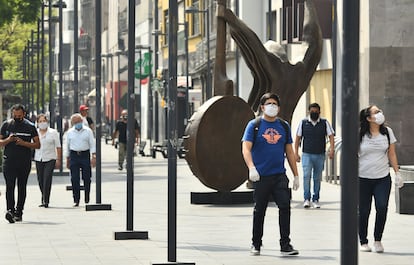 Personas caminando este sábado en la Ciudad de México.