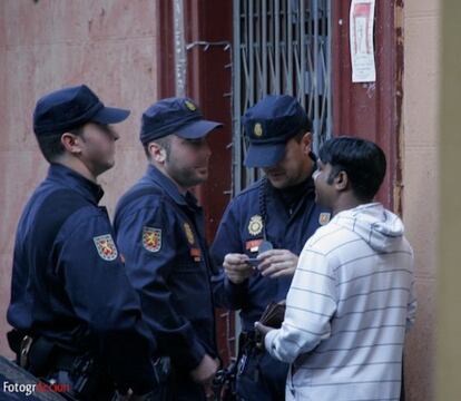 La policía identifica a uno de los concentrados esta mañana.