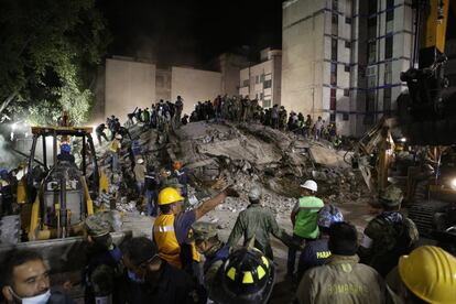 Vista de un edificio derruido en el barrio de Piedad Narvate, en Ciudad de México.