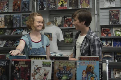 Liv Hewson (la hija del matrimonio) y Skyler Gisondo (el vecino) en 'Santa Clarita Diet'.