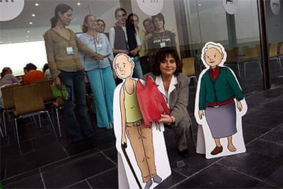 Lidia Albert, con los personajes del taller <i>Un día con los abuelos</i>, ayer en Castellón.