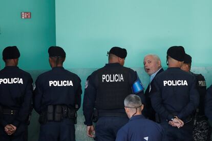 Unidades de la policía custodian al expresidente de Panamá, Ricardo Martinelli, a su llegada al juzgado del Sistema Penal Acusatorio en Ciudad de Panamá, en corte por supuestas escuchas y peculado en su mandato 2009 - 2014, el 22 de marzo de 2019.