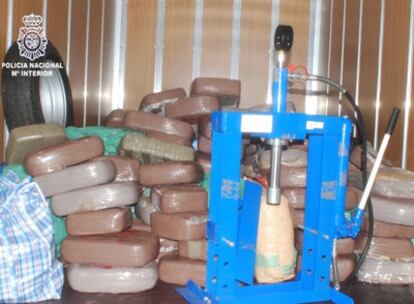 La Policía Nacional se ha incautado de 1.652 kilos de hachís en una operación desarrollada en la localidad de Castelldefels (Barcelona) y ha detenido al cabecilla cuando se disponía a viajar a Marruecos.