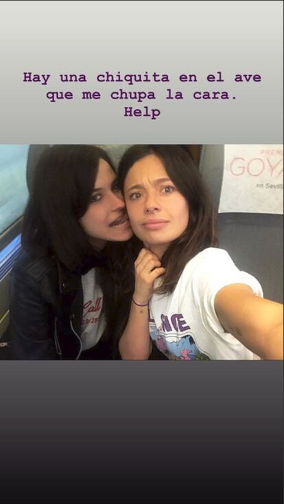 Anna Castillo ha colgado una divertida imagen mientras viajaba en tren hacia Sevilla junto a su novia.