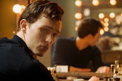 Harry Lawtey, en 'Mr. Burton'.