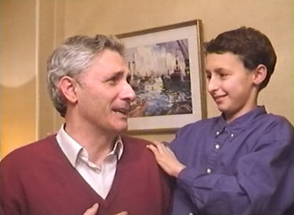 Jon Viar a los 13 años con su padre, Iñaki Viar, en la Nochebuena de 1998.