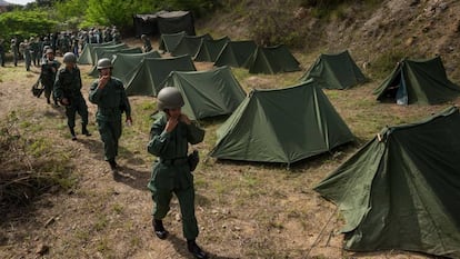 Exercícios militares em um bairro a oeste de Caracas (Venezuela).