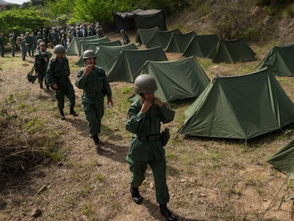 Exercícios militares em um bairro a oeste de Caracas (Venezuela).