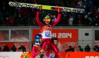 Kamil Stoch tras ganar la medalla de oro en Sochi 2014.