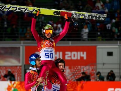 Kamil Stoch tras ganar la medalla de oro en Sochi 2014.