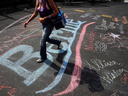 Chão pintado com mensagem de apoio a Sanders, na Filadélfia.