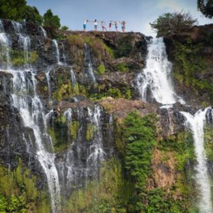 Un grupo de turistas en la cascada de Tad Yuang, en la meseta de Bolaven.