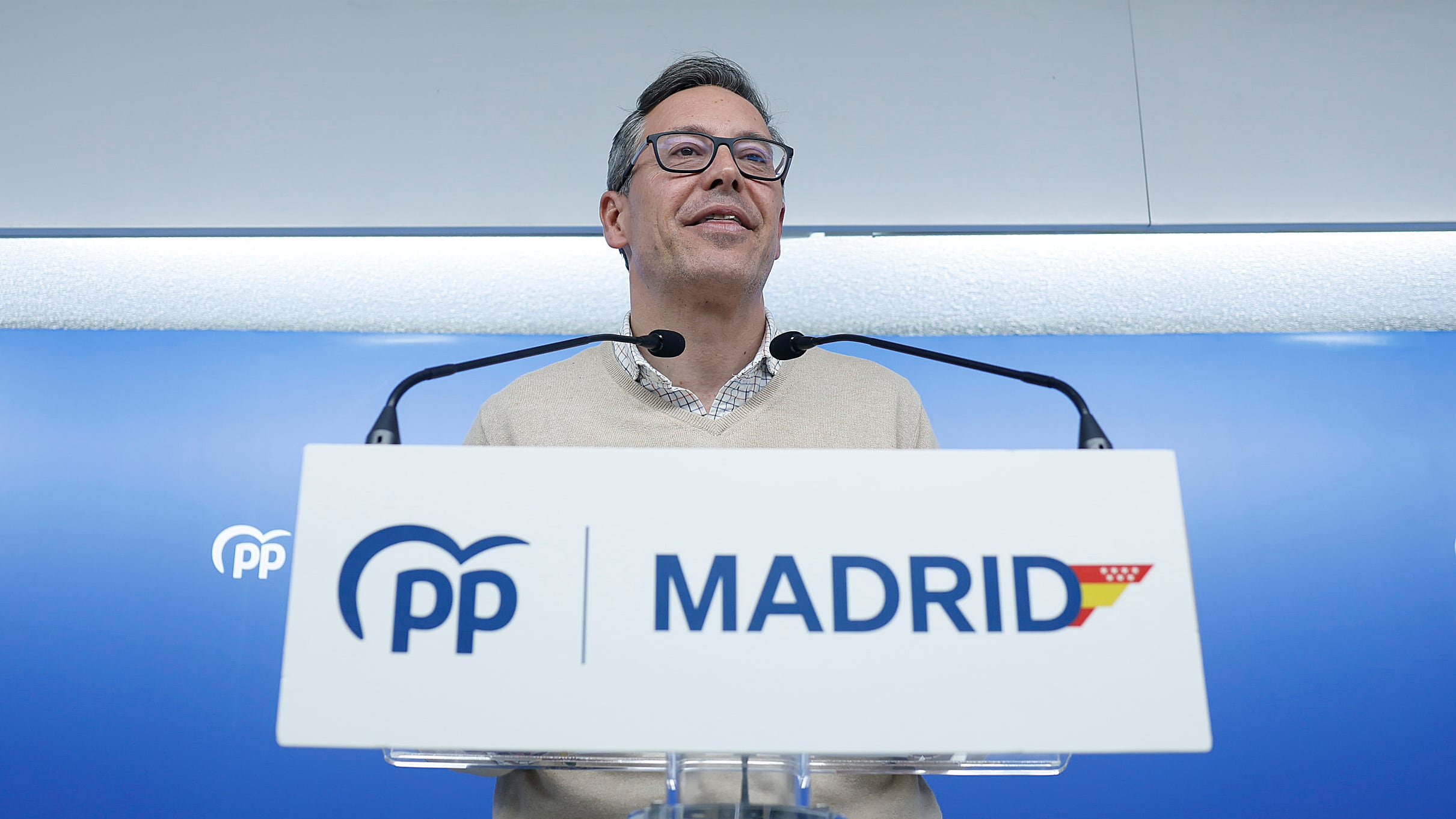 Alfonso Serrano, número dos de Ayuso, defiende al alcalde de Móstoles en el caso de acoso sexual y laboral: “Y tú, ¿cómo ligas?”