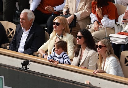 La familia de Rafael Nadal (de izq. a der.): Sebastián Nadal, Ana María Parera, María Francisca Perelló, su hijo Rafael y su hermana Maribel Nadal, antes de una ceremonia en su honor durante el primer día del Abierto de Francia 2025 en Roland Garros, el 25 de mayo de 2025 en París, Francia. 