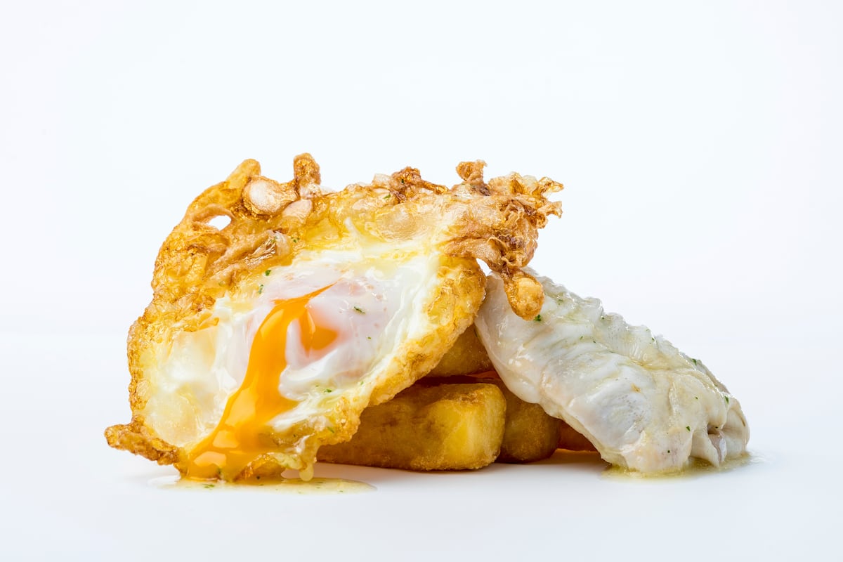 Cómo hacer unos huevos fritos con cocochas de bacalao y patatas, según Andoni Luis Aduriz