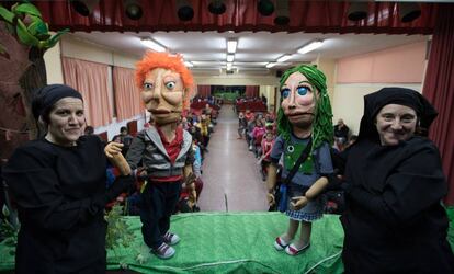 Dévora Sancho (izquierda) y Nuria Ponce sostienen a Dani y Eva, dos de los personajes de 'Una segunda oportunidad'.