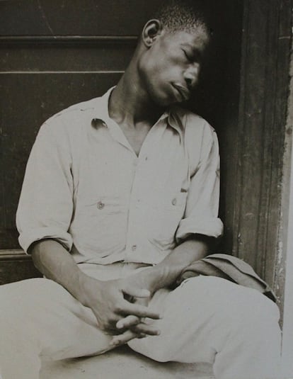 Hombre dormido en la puerta, 1933