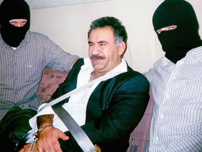 Abdul&aacute; Ocalan, durante su traslado desde Kenia a Turqu&iacute;a en 1999.