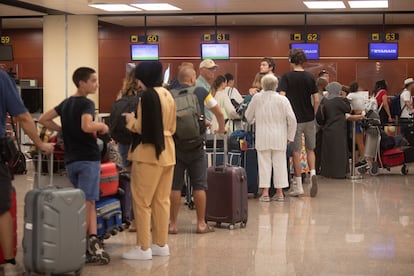 Pasajeros en los mostradores de Ryanair en el aeropuerto de El Prat-Barcelona, este martes.