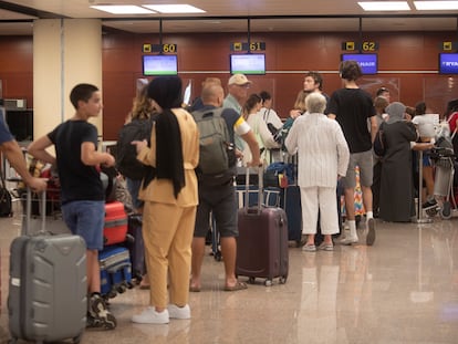 Pasajeros en los mostradores de Ryanair en el aeropuerto de El Prat-Barcelona, este martes.