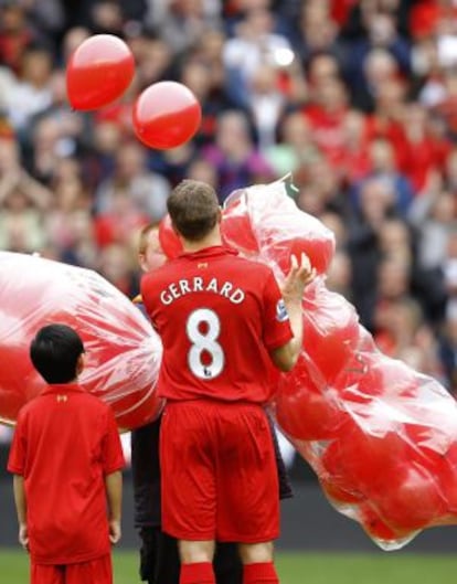 Gerrard, capitán del Liverpool, durante un homenaje a las víctimas de Hillsborough