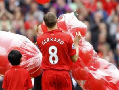 Gerrard, capitán del Liverpool, durante un homenaje a las víctimas de Hillsborough