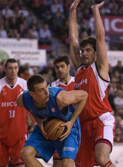 Guillem Rubio defiende al azulgrana Jordi Trias