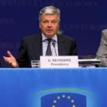 El comisario europeo de Asuntos económicos y monetarios, Olli Rehn, el ministro belga de Finanzas, Didier Reynders, y el comisario europeo de Comercio Interno, Michel Barnier, ofrecen una rueda de prensa tras la anterior reunión del Ecofin en Bruselas (Bélgica).