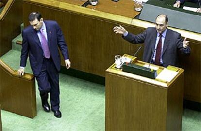 El <i>lehendakari</i> entra a la Cámara vasca durante la intervención del portavoz del PSE-EE, Rodolfo Ares.