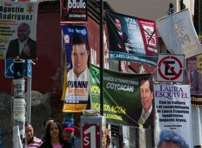 Decenas de carteles llenan las calles de la capital mexicana en víspera de las elecciones.