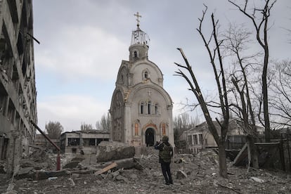 Zona residencial después de un bombardeo, una militar ucrania saca una foto a una iglesia  Marioupol, Ucrania, 10 marzo, 2022.

