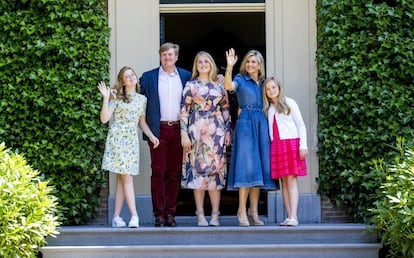 Los reyes de Holanda, Guillermo y Máxima, con sus hijas Amalia, Alexia y Ariane en Wassenaar, Holanda, el 13 de julio de 2018.